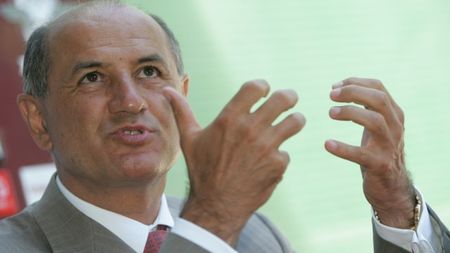 "Ne temem de 'butoane' doar când jucăm cu Becali"