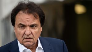 Precedentul care îl poate inspira pe Gigi Becali: patronul unui club de primă ligă din Vest va sta pe banca tehnică, în locul antrenorului