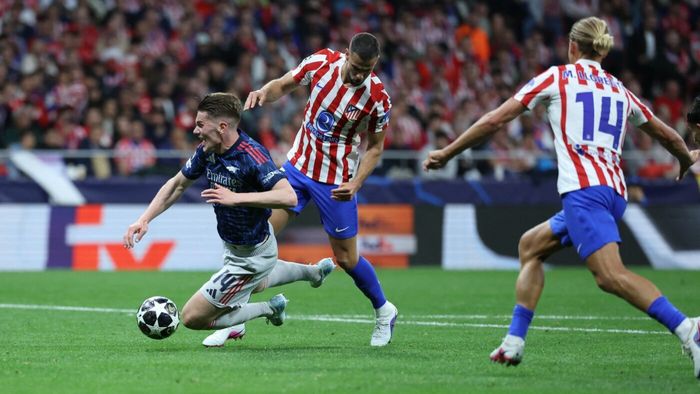 Scandal monstru! Arsenal a primit gratuit un penalty cu Atletico Madrid, iar Diego Simeone a explodat de furie