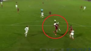 Intervenție decisivă a VAR la CFR - Sevilla! Momentul în care echipa lui Dan Petrescu a primit penalty. Arbitrul nici nu se gândea să fluiere