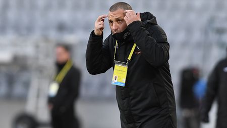 Costel Enache, ieșire necontrolată înainte de ”U” Cluj - Petrolul: ”Dacă vreți, plec acum. Am luat geanta și am plecat. O să spun după meci, în direct, că plec. Să vă văd bucuroși.” Reacție dură și la adresa arbitrajului