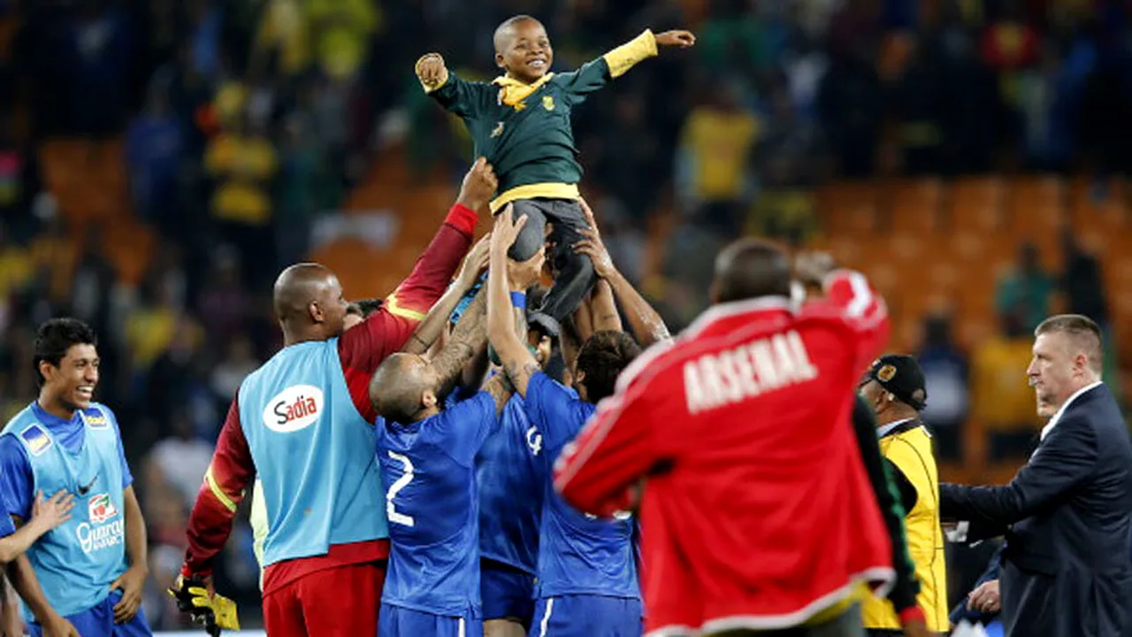 Moment superb la finalul partidei Africa de Sud - Brazilia 0-5 FOTO: Un copil care a intrat pe teren a fost purtat pe brațe de jucătorii sud-americani 