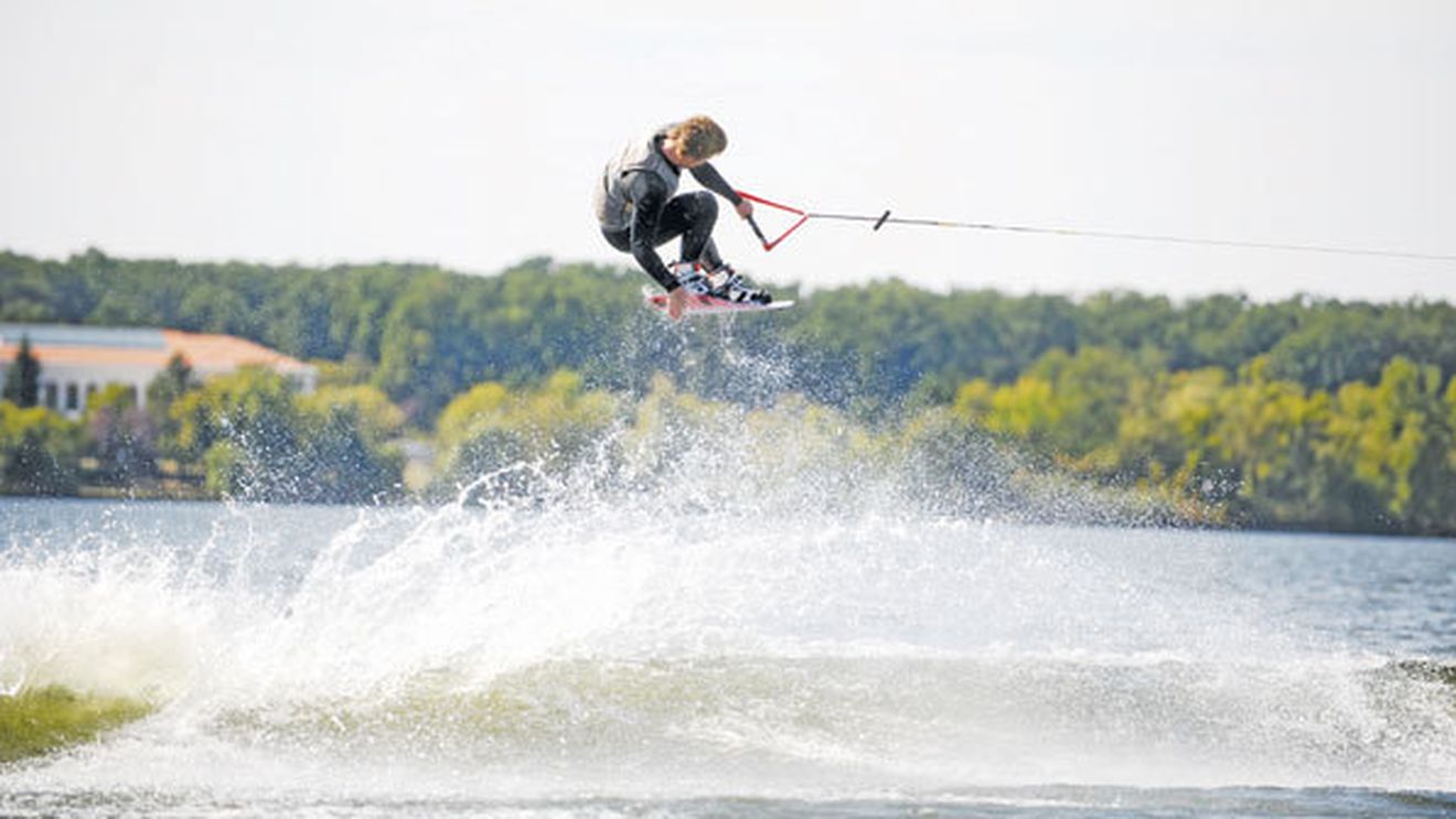 Delfini pe Snagov! Un super reportaj despre wakeboarding, un sport extrem care și-a făcut apariția și în România!** Cât te costă și ce trebuie să faci ca să-l practici