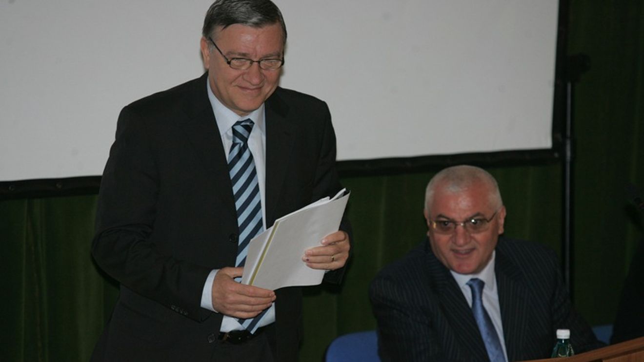 "Sandu e cel mai bun conducător din istorie!** Câștigă alegerile și dacă nu participă la ședință!"