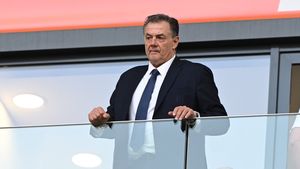 Fără precedent! Universitatea Craiova i-a trimis o scrisoare deschisă lui Vassaras, după greșelile lui Marian Barbu, și amenință că va intra pe teren cu mesajul: „Interzis la titlu prin decizia Președintelui CCA”