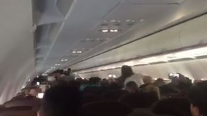 VIDEO "Nebunie" cu fanii Craiovei în cursa spre Italia. Reacția stewardeselor când au început să strige "Cine nu sare!" în timp ce avionul era în zbor