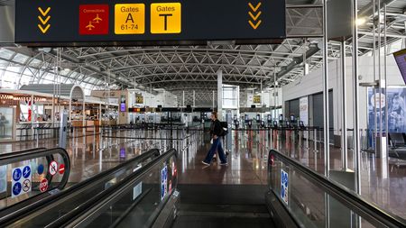 „Plângea prin aeroport că nu știa ce înseamnă Exit”. Ajax Amsterdam l-a transferat, dar ce a urmat pentru fotbalistul român e incredibil