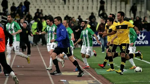 VIDEO Șocant:** Aproape de retrogradare, jucătorii lui AEK Atena au fost alungați de pe teren de suporteri!
