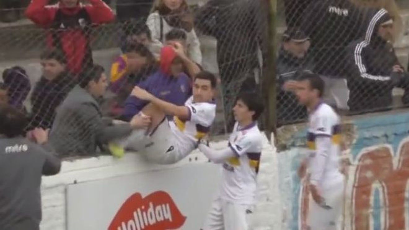 VIDEO | Scene violente la un meci din Argentina. Fotbaliștii s-au bătut cot la cot cu fanii