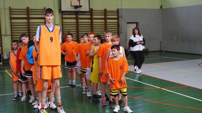 "E enorm și după standardele NBA!" Americanii au pus ochii pe românul care la 15 ani are 2,29m. VIDEO Cum se descurcă pe terenul de baschet