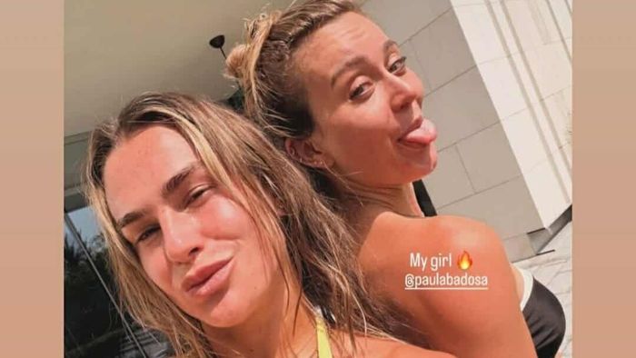 Ce se întâmplă în Dubai nu rămâne doar în Dubai! Imaginile cu Aryna Sabalenka și Paula Badosa în costum de baie au încins imaginația fanilor