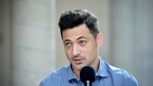 FOTO & VIDEO | Mirel Rădoi "rupe" străzile din București cu o nouă mașină de lux, de 450.000 de euro! Ce bolid și-a luat selecționerul