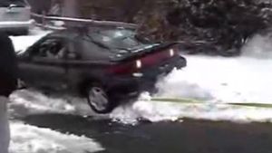 VIDEO** A vrut să-l tracteze, dar i-a făcut PRAF mașina