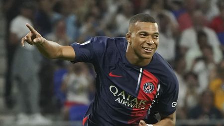 Momentul emoționant cu Kylian Mbappe în prim-plan, la PSG - AC Milan! Ce s-a întâmplat în minutul 23, când arbitrul a întrerupt meciul | FOTO