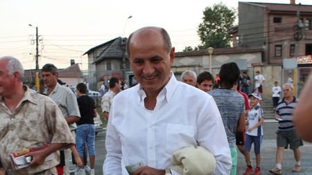 Copos vrea banii Otopeniului