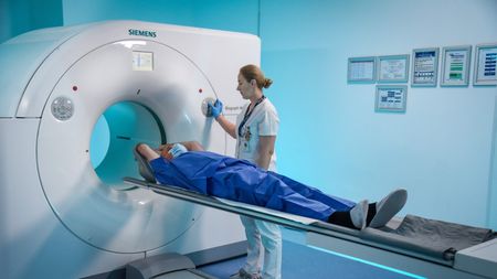 Progres major în diagnosticul avansat al cancerului de prostată. SANADOR introduce examenul PET-CT PSMA, în premieră pentru România