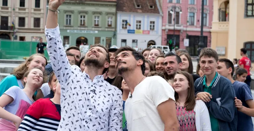 Prezentatorii Răzvan Simion  și Dani Oțil deschid în forță cel de-al zecelea sezon ”X Factor”
