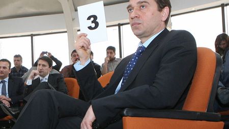 Patru posturi de sport identice!