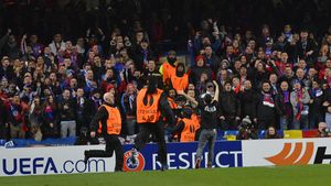 "Ne-au tratat ca pe ultimii refugiați!"** Interziși în pub-uri și dați afară de pe stadion pentru că au strigat "România!" Cum au suferit steliștii la Londra. VIDEO