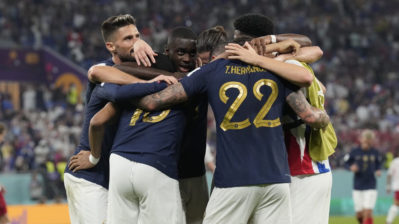 Știe ceva? Sponsorul tehnic al Franței a scos deja la vânzare tricouri cu titlul Mondial. Fanii au umplut internetul cu poze