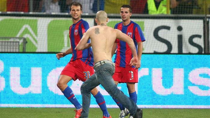 Fanul Stelei care a intrat pe teren nu mai are voie pe stadioane!** "Am vrut să dau gol!"