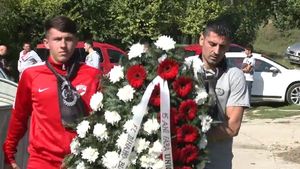 Dinamoviștii au mers azi la mormântul lui Hîldan. Dănciulescu: "E o tristețe enormă, nu îmi vine să cred că au trecut 15 ani"