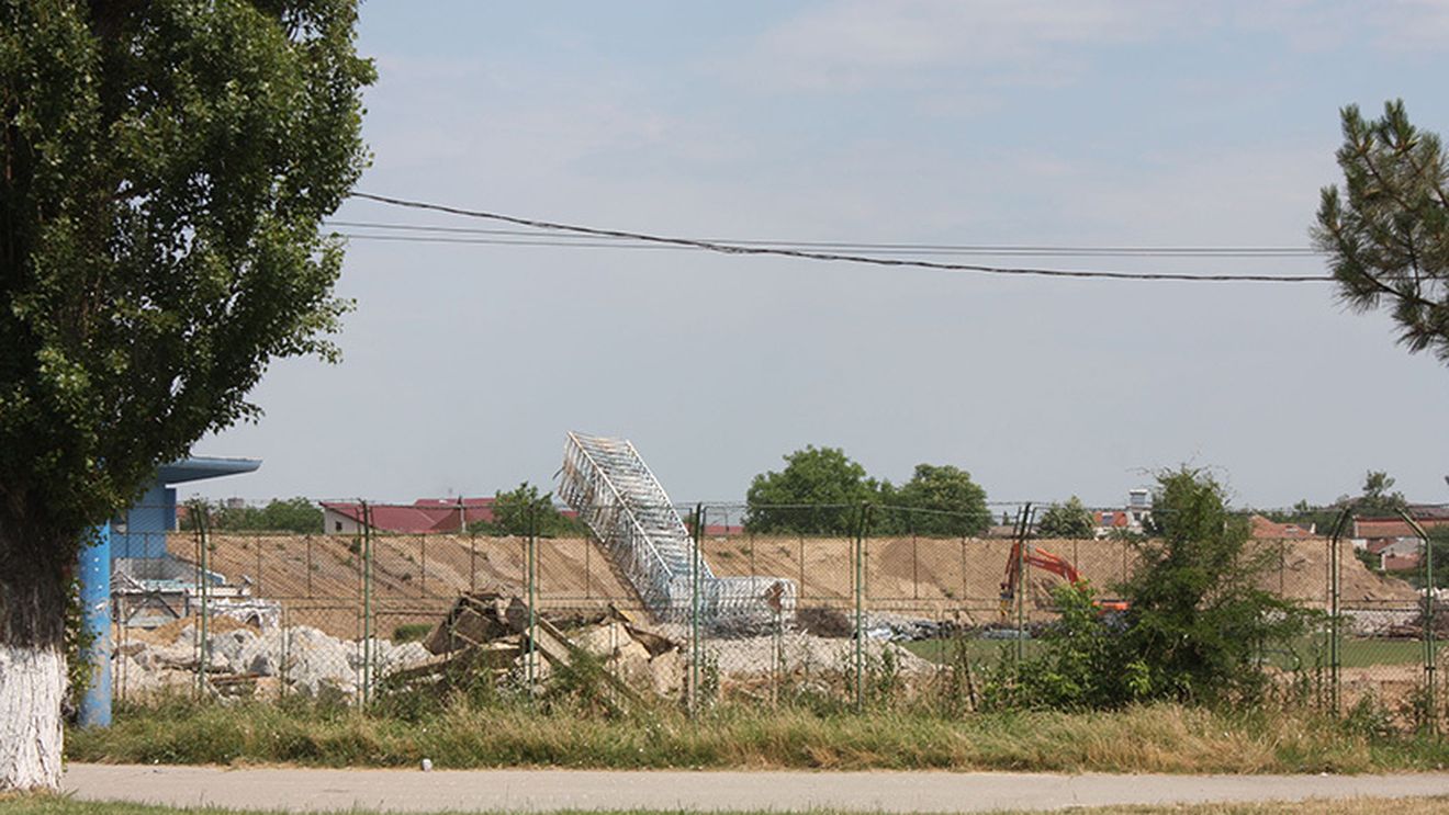 VIDEO | Căzu nocturna de pe "Ion Oblemenco". Procesul de demolare a vechiului stadion din Craiova, aproape de final