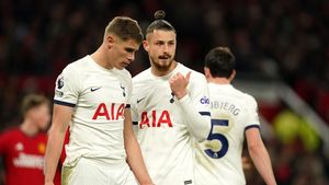 Încă o veste care îl interesează direct pe Radu Drăgușin și nu e neaparăt cea mai bună! Rivalul său pe post de la Tottenham are o viteză fabuloasă: e cel mai rapid din Premier League și ar putea concura cu Usain Bolt în cea mai bună formă a atletului!
