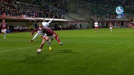 Rapidul FIERBE după faza asta!** FOTO "Giuleștenii" susțin că au avut penalty clar!