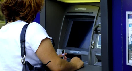 Anunț pentru cei care scot bani de la bancomat. Trebuie să contactați banca imediat. Ce se întâmpla cu numerarul