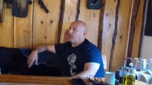 Patronul de la Ferma Dacilor ar arunca vina pe copiii din pensiune pentru incendiu! Ce ar fi putut face adolescenții: avocatul lui Cornel Dinicu dezvăluie varianta pe care procurorii nu au vrut să o verifice, deși adevărul trebuie să iasă la iveală