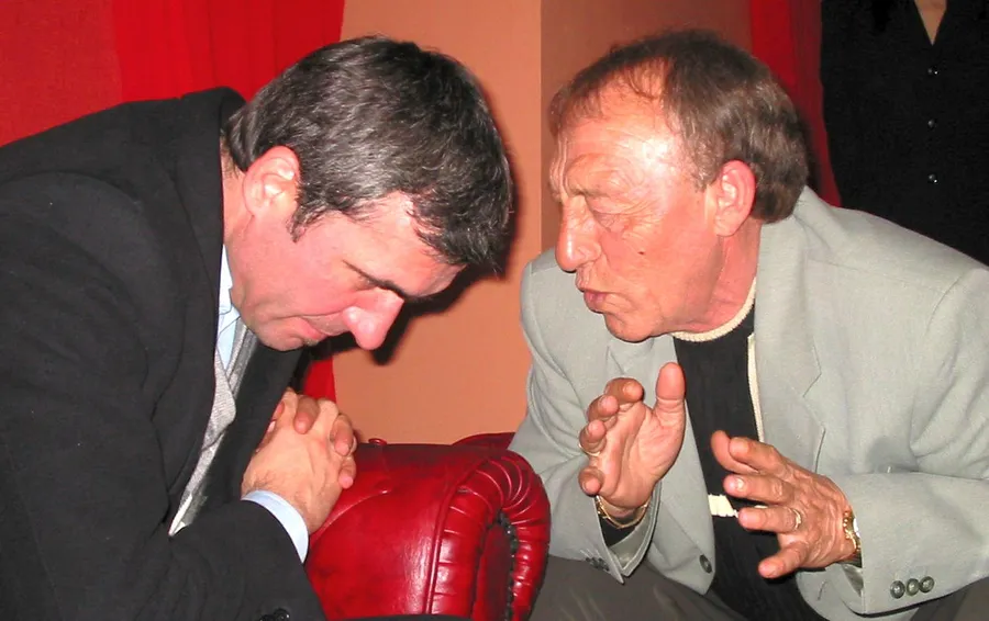 Foto: Mediafax / Gheorghe Hagi și Nicolae Dobrin, în martie 2003, la inaugurarea noului sediu al Asociației Fotbaliștilor Români (AFR)