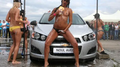 FOTO INCENDIAR** Uite cum se distrează bărbații din Ardeal! Chevrolet DragRacing, combinația de motoare turate și și femei frumoase