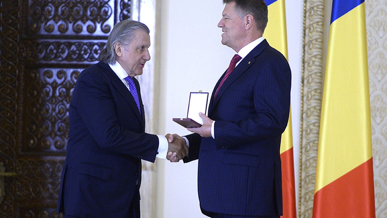 FOTO | Iohannis l-a decorat pe Ilie Năstase: "Când juca Ilie, era sărbătoare. Ați fost un idol!"
