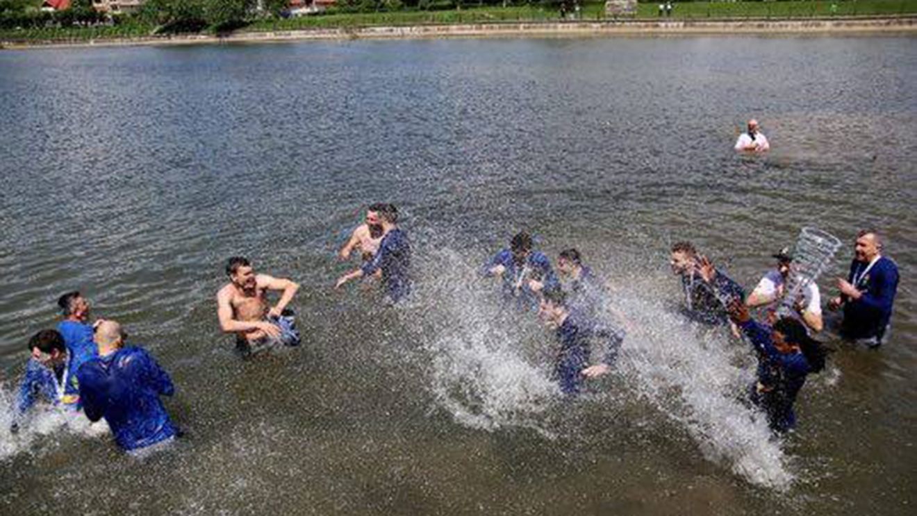 FOTO | Explozie de bucurie la Cluj. Baschetbaliștii de la "U" au sărit în Someș după ce au devenit campioni ai României