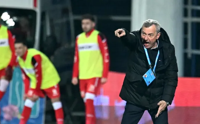 Întâmplări incredibile cu Mircea Rednic, antrenorul lui Standard Liege: „M-a trimis la conferința de presă, apoi m-a scos din lot”. Jucătorul l-a înregistrat pe tehnician și s-a dus cu boxa la Ionuț Negoiță pentru a fi reprimit la Dinamo! EXCLUSIV