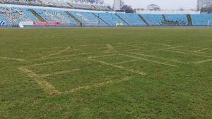 Bătaie de joc | "Forzza Steaua": gazonul Farului, vandalizat sub ochii oamenilor Primăriei. Stadionul luat de autoritățile locale cu mari promisiuni a fost lăsat în paragină: nicio investiție, plouă în clădiri, s-au furat cablurile de la nocturnă
