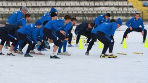 Edi Iordănescu: "În retur nu ne permitem pași greșiți". Lotul de jucători prezenți la reunirea formației Pandurii Tg. Jiu | GALERIE FOTO