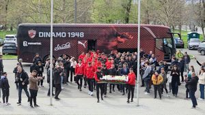 Fotbaliștii lui Dinamo au venit să îi aducă un omagiu lui Mircea Lucescu. Au cărat cu greu coroana imensă din partea clubului