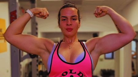 Românca a dus în spate 337 de kilograme, pe o distanță de 15 metri, în 27 de secunde. Ce dietă are