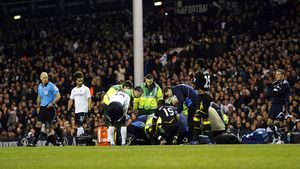 Muamba LUPTĂ‚ pentru viața lui! Primele vești bune: "Își poate mișca mâinile și picioarele, iar inima lui bate fără asistență"