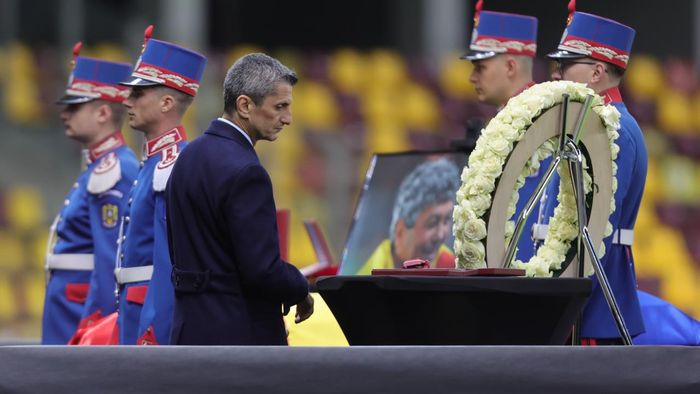 Răzvan Lucescu nu le-a dat voie să participe la priveghiul lui Mircea Lucescu, dar patru persoane tot vin la înmormântare
