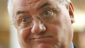 Becali, criză de nervi în direct!** "Dragomireee! Nu mai vreau primăvară europeană, nu-l mai vreau pe Goga!" Cum l-a făcut Mitică să URLE!