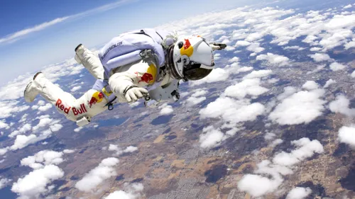 Felix Baumgartner a ajuns cu bine pe pământ, după saltul de la altitudinea record de 39.000 de metri