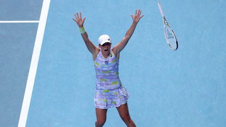 Imaginea zilei la Australian Open! Iga Swiatek, „ucigașa" Soranei Cîrstea din optimi, a sărbătorit calificarea în semifinale într-un mod spectaculos | FOTO & VIDEO