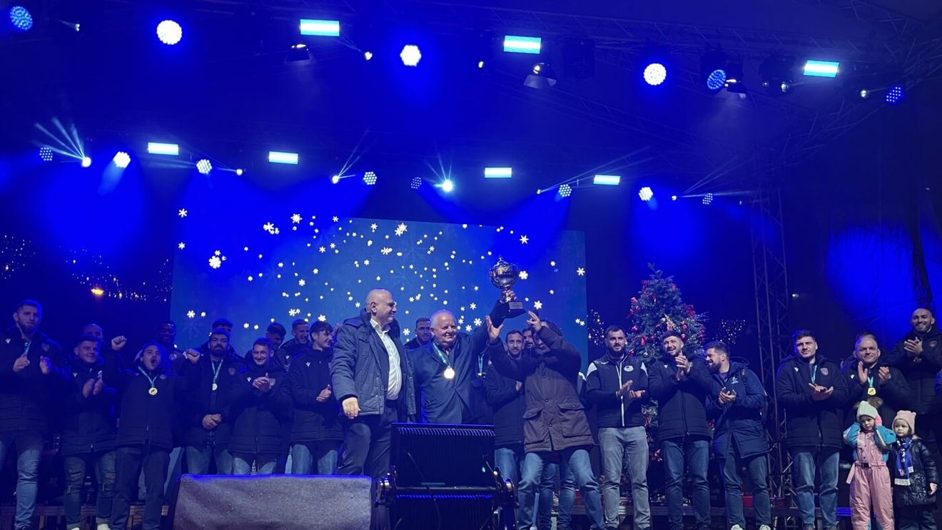 Moș Crăciun a venit mai devreme la Timișoara, cu trofeul Cupei României la rugby, prezentat la tradiționalul târg festiv de sezon