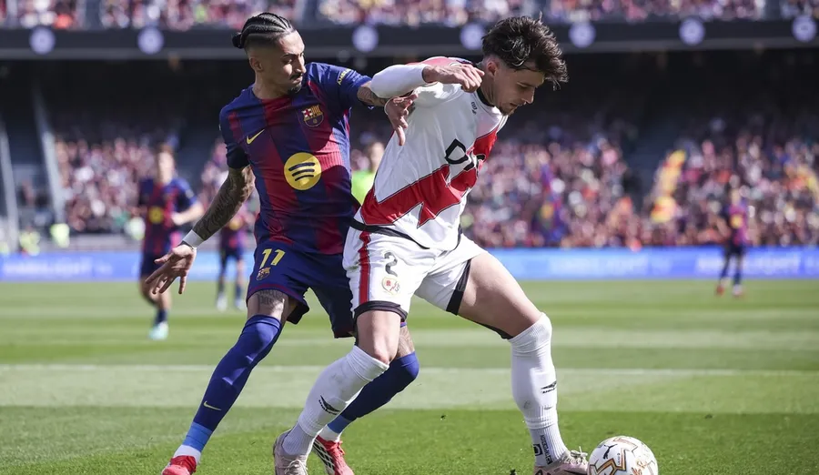 „L-a lovit, e penalty!”. Verdictul specialistului în arbitraj despre faza în care Andrei Rațiu a fost atins în careu de Fermin de la Barcelona