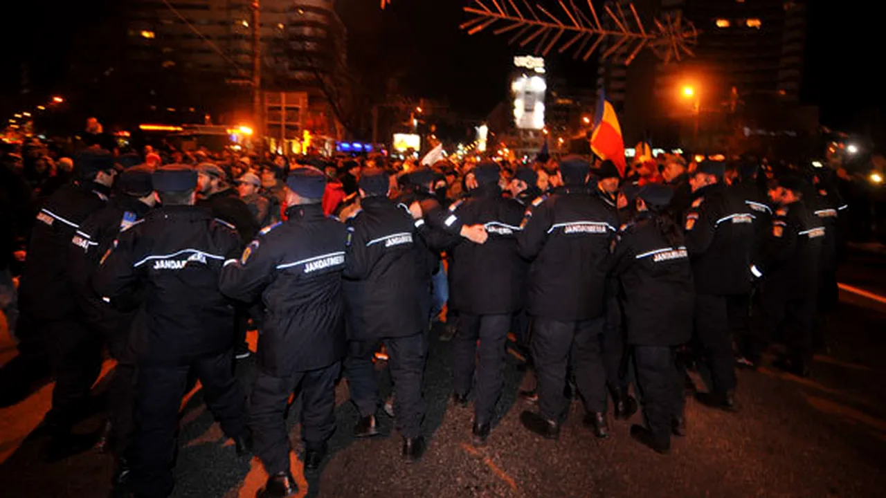 Proteste violente în Piața Universității!** Gigi Becali susține că mai mulți steliști au băgat în spital un jandarm: 