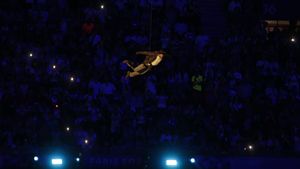 Tom Cruise, mai ceva ca în „Misiune Imposibilă”. Cum și-a făcut apariția la ceremonia de închidere a Jocurilor Olimpice. FOTO