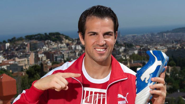 Fabregas și-a recuperat banii! ** După ce a plătit din propriul buzunar 5 milioane de euro pentru a veni la Barcelona, Cesc a primit o ofertă ULUITOARE